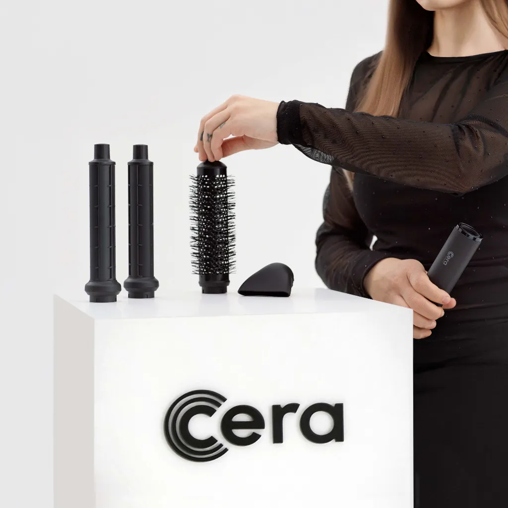 2468-Cera-PRO-Multi-Airstyler-choosing-accessory-closeup.webp