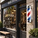 Stilfull barbershop med ikonisk barberstang.webp